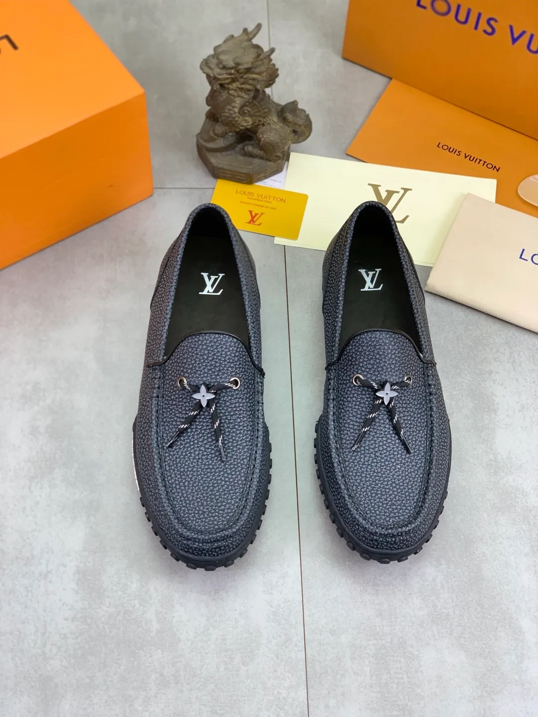 Men's Men's Shoes 💰P640 New Style 💶[LOUIS VUITTON] Water-dyed Niuli Original Order New Style 🍀LV Louis Vuitton *——Top version of LV classic leather shoes! Made of imported original calfskin, original leather side strips and wear-resistant high-end rubber outsole! High quality products! Color: black optional Size: 39-45